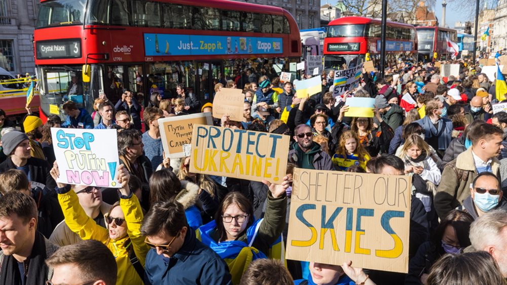 Γαλλία-Ισπανία: Χιλιάδες άνθρωποι κατέβηκαν στους δρόμους πολλών πόλεων για να εκφράσουν τη στήριξή τους στην Ουκρανία