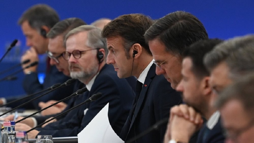 Εμ. Μακρόν: Οι Ευρωπαίοι δεν πρέπει να αναθέτουν αιωνίως την ασφάλειά τους στους Αμερικανούς