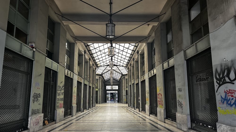 Στοά Αρσακείου: Γιατί προσέλαβε υψηλόβαθμο στέλεχος του Σκλαβενίτη