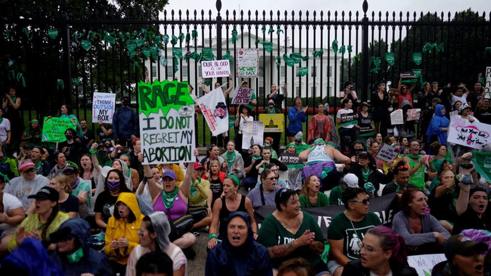 USA: Thousands protest outside the White House for women’s right to abortion