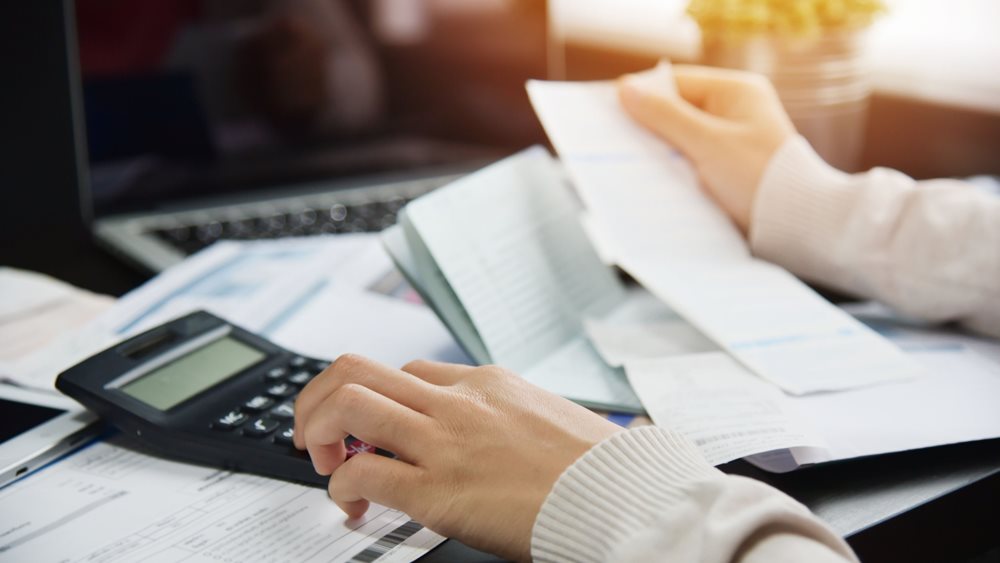 Ποιοι κερδίζουν και πόσα από τις νέες ελαφρύνσεις Μητσοτάκη