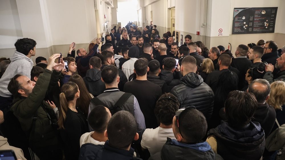 Κρήτη: Επεισόδια στα δικαστήρια για την κακοποίηση του 3χρονου – Απολογούνται η μητέρα και ο 44χρονος