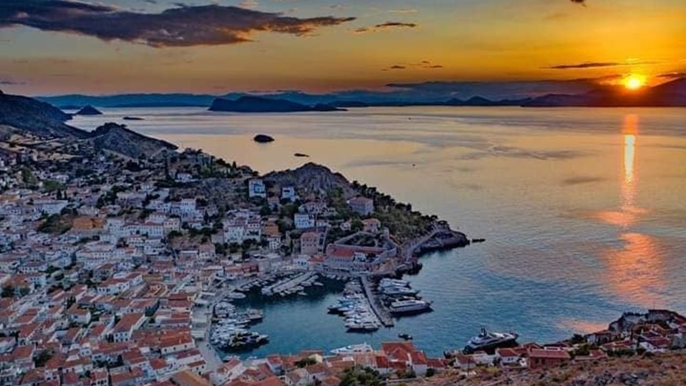 Τι αποφασίστηκε στην κυβερνητική σύσκεψη για την απαγόρευση κυκλοφορίας τροχοφόρων σε Ύδρα-Σπέτσες
