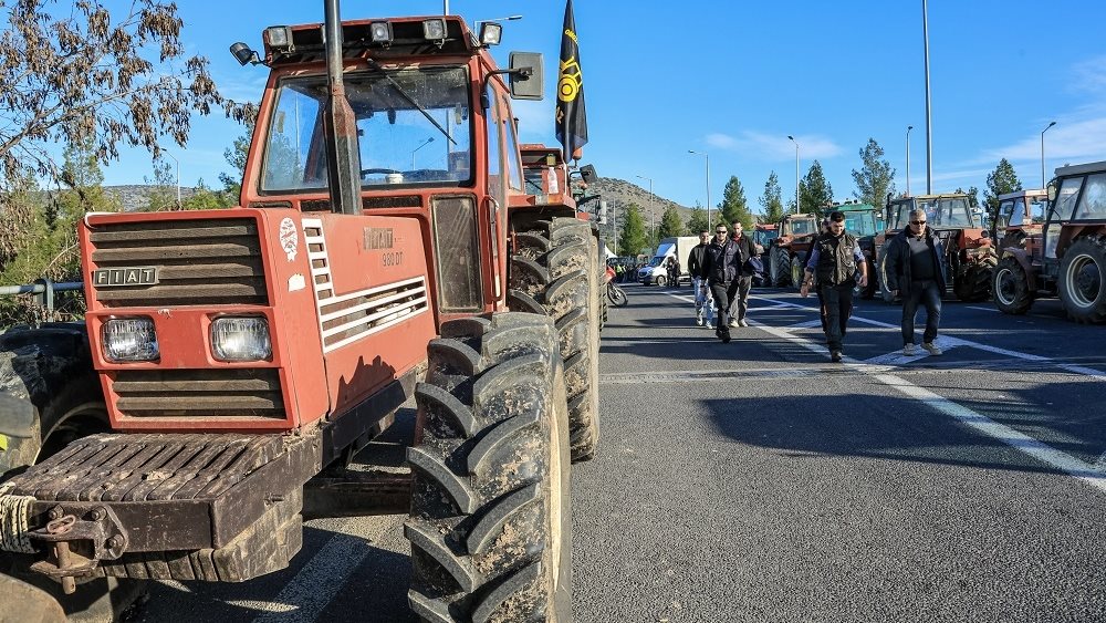 Λάρισα: Σε ωριαίο αποκλεισμό της ΠΑΘΕ προχώρησαν οι αγρότες