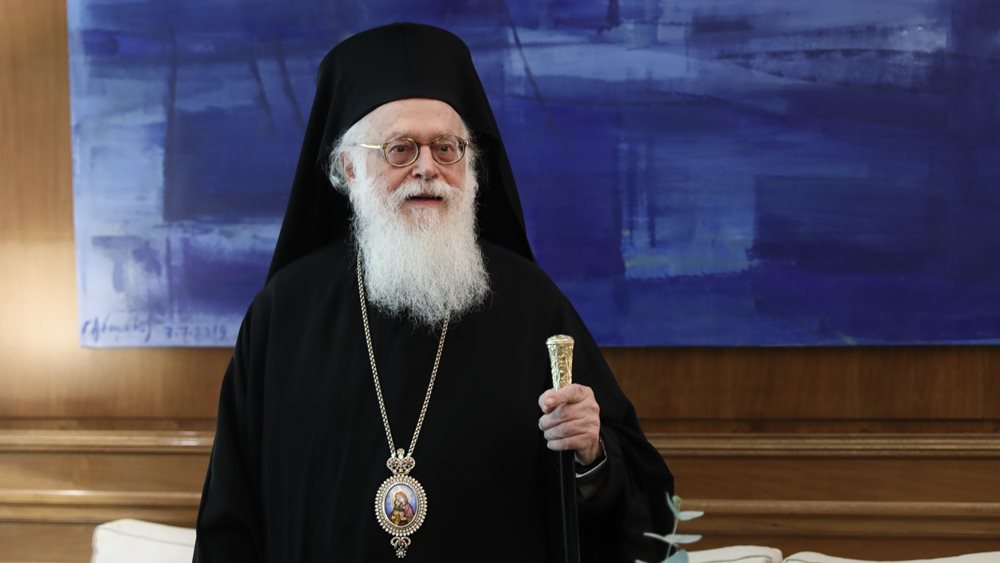 Αποχαιρετισμός στον Αρχιεπίσκοπο Αλβανίας Αναστάσιο: Ξεκίνησε το λαϊκό προσκύνημα στη σορό του στην Μητρόπολη