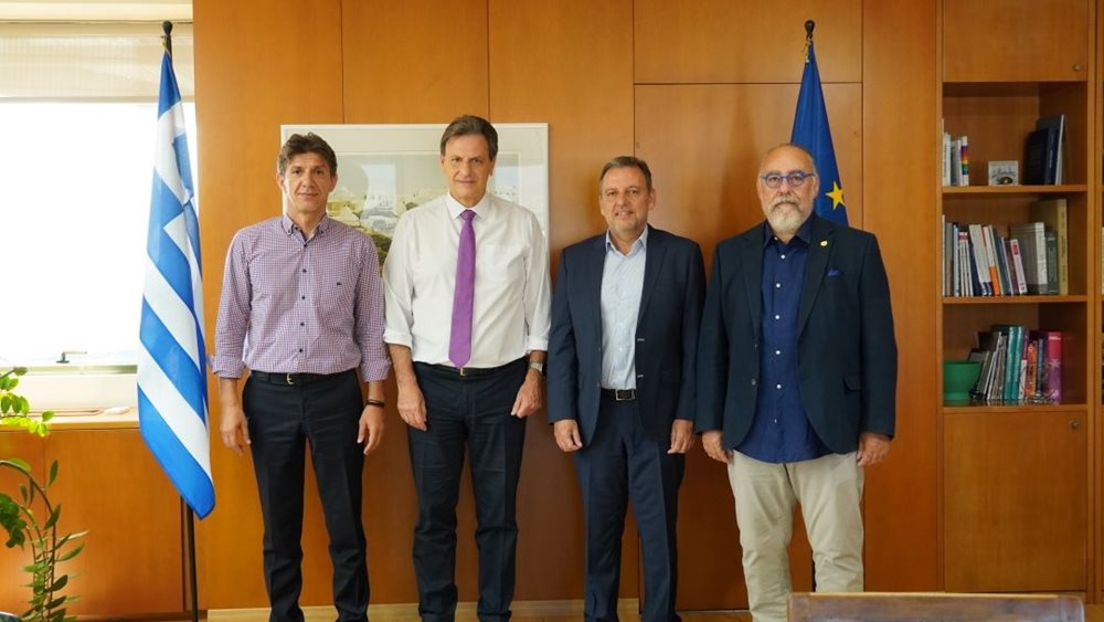 Vodafone Posidonia: Το Ίδρυμα Vodafone παρέδωσε τους πρώτους χάρτες Ποσειδωνίας στον Υπουργό Περιβάλλοντος και Ενέργειας