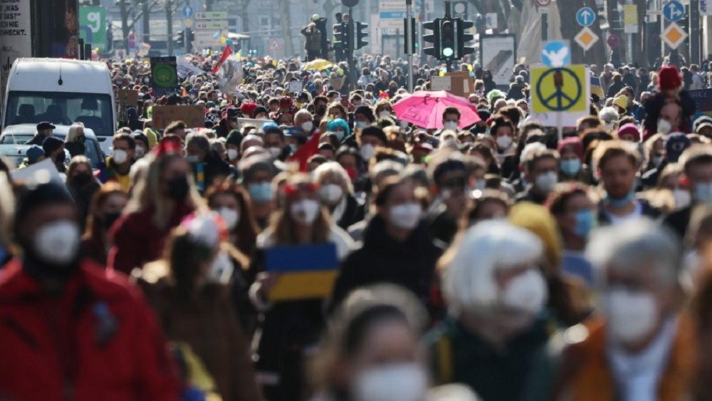 Γερμανία: Σε αντιπολεμική διαδήλωση κατά του Πούτιν μετατράπηκε η καρναβαλική παρέλαση στην Κολονία