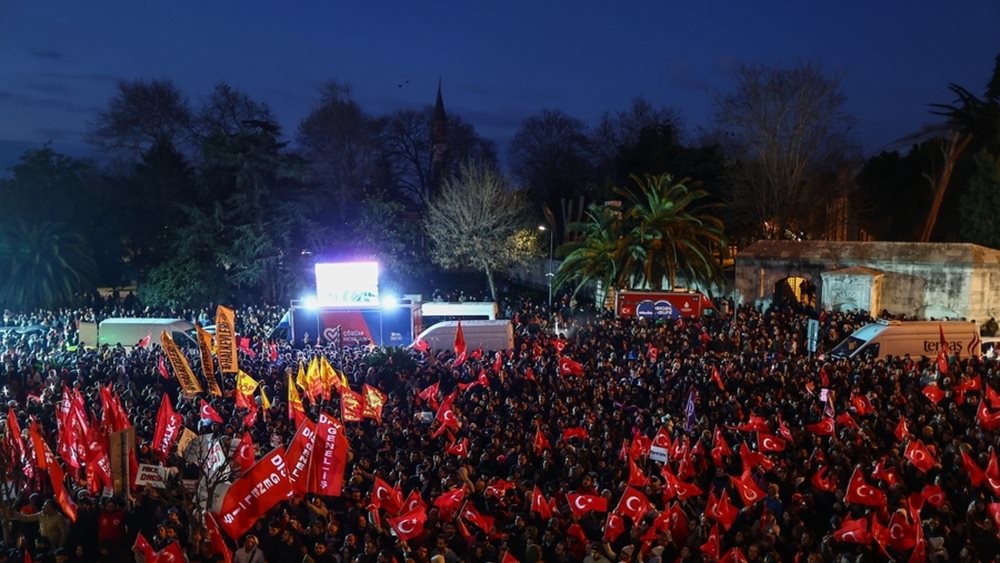 Κωνσταντινούπολη: Χιλιάδες διαδηλωτές υπέρ του Ιμάμογλου - Μεγάλες συγκεντρώσεις υπό δρακόντεια μέτρα