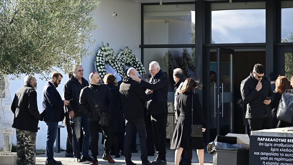 Το τελευταίο αντίο στον Γιώργο Παπαδάκη στο αποτεφρωτήριο Ριτσώνας