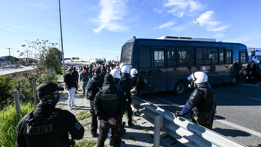 Ένταση στην Πάτρα – Μπλόκο της ΕΛΑΣ στους αγρότες πριν τη γέφυρα Ρίου-Αντιρρίου