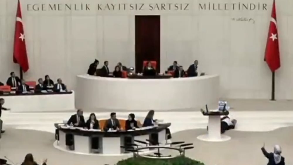 Τουρκία: Βουλευτής έπαθε καρδιακή προσβολή μέσα στο κοινοβούλιο και κατέρρευσε