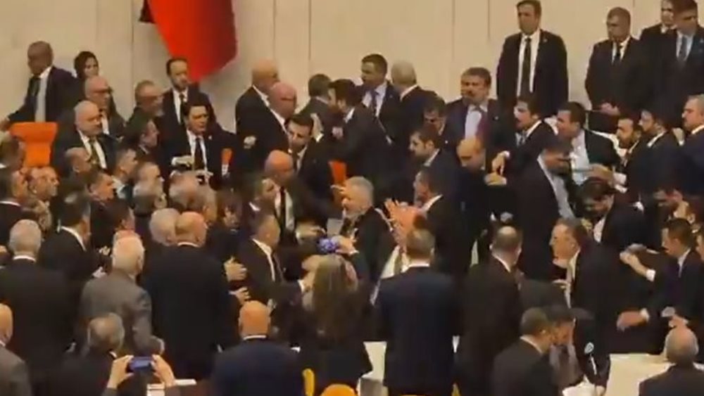 Χάος, ξύλο και σοβαρά επεισόδια στην τουρκική Βουλή