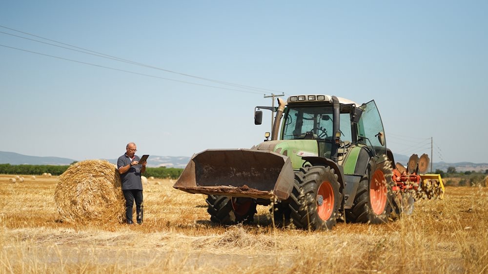 Η "Έξυπνη Σπορά" βγαίνει στο χωράφι: Η Αθηναϊκή Ζυθοποιία εκπαιδεύει τους παραγωγούς στην ψηφιακή γεωργία