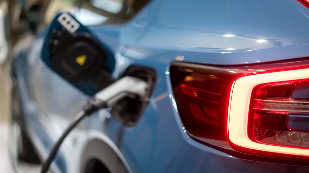 Ηλεκτρικά αυτοκίνητα: Η Ευρώπη επιταχύνει, η Ελλάδα καθυστερεί