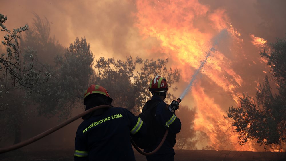 Ανεξέλεγκτη η φωτιά στις Κεχριές Κορινθίας: Εκκενώθηκαν οικισμοί - Πολλές διάσπαρτες εστίες