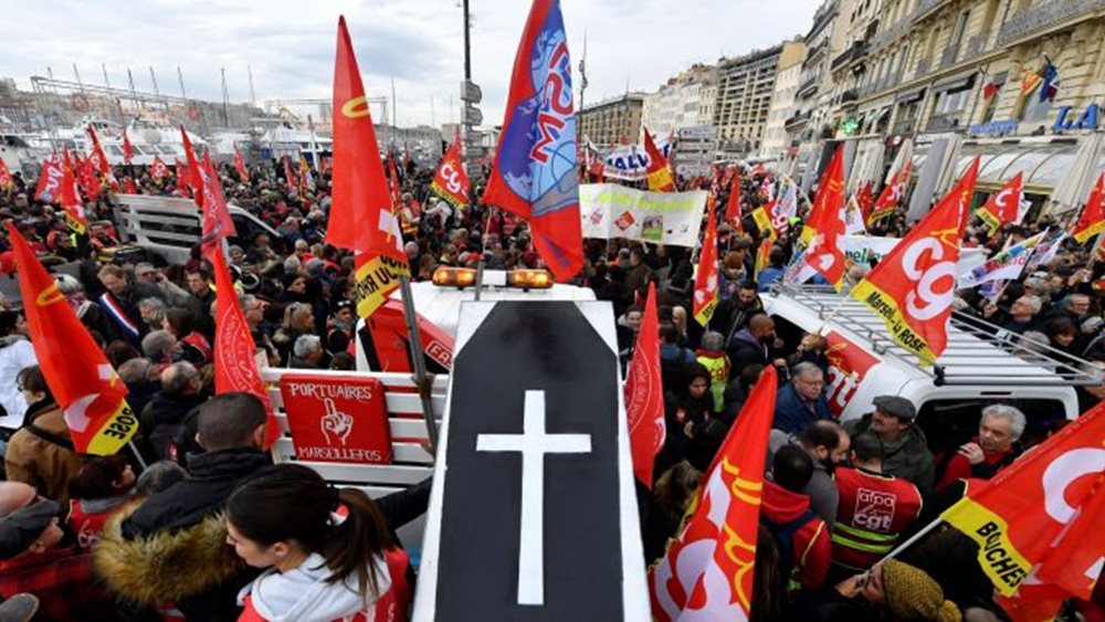 Τα συνδικάτα ενωμένα σε μια διαδήλωση κατά του νέου συνταξιοδοτικού Μακρόν - κυβέρνησης