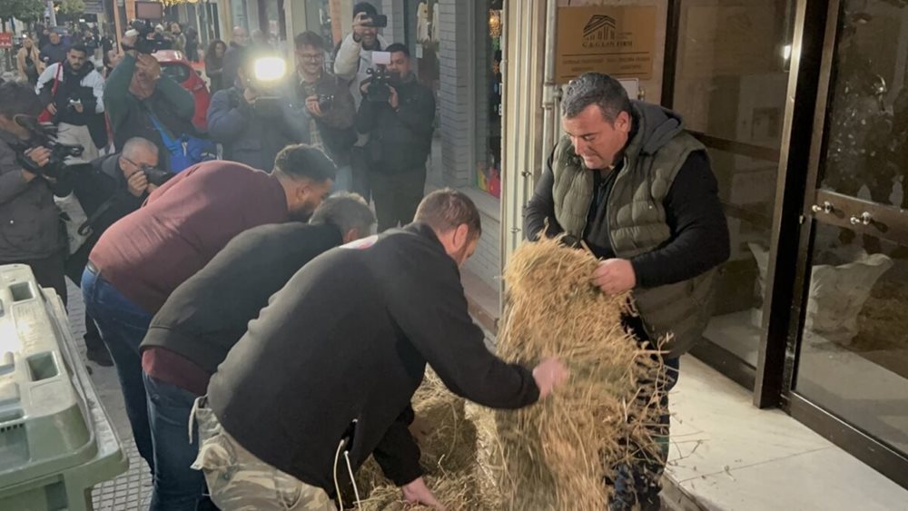 Κλιμακώνουν τις κινητοποιήσεις οι αγρότες - Τρακτέρ στο κέντρο της Λάρισας πριν την αυριανή πανελλαδική συνέλευση της Νίκαιας