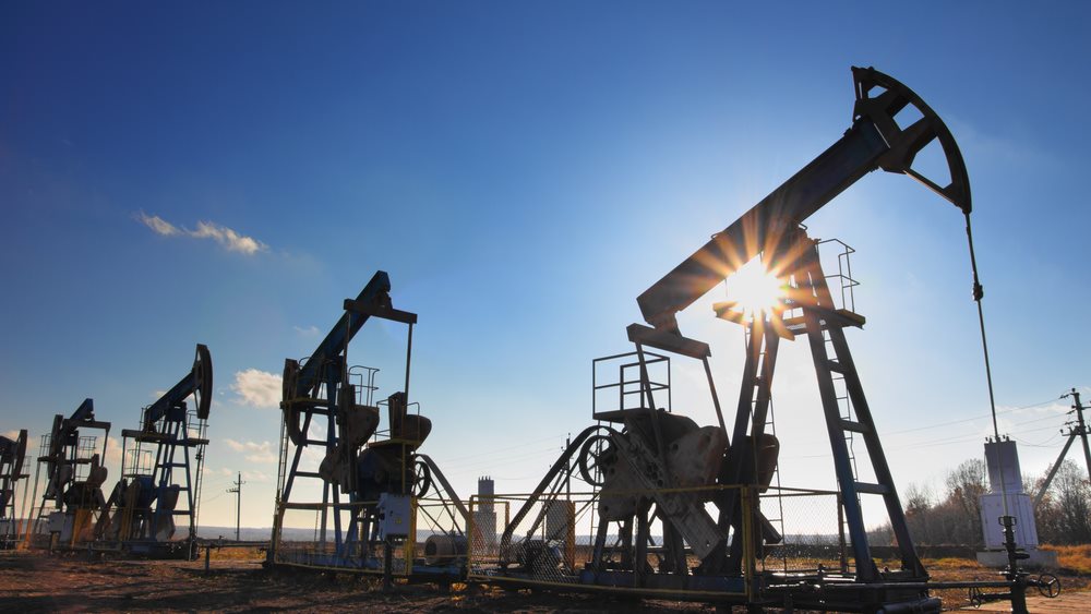 Oil prices stabilize, ending the week with losses