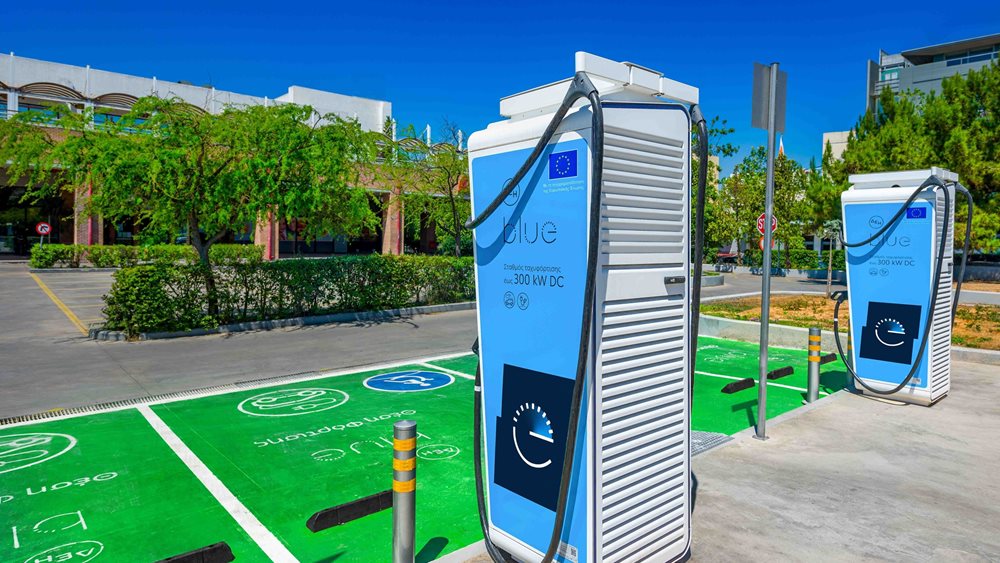 bluePass: Νέα υπηρεσία από τη ΔΕΗ για φόρτιση ηλεκτρικού αυτοκινήτου σε δημόσιους φορτιστές ΔΕΗ blue και στο σπίτι