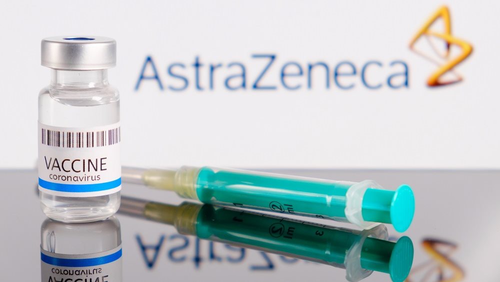 Η AstraZeneca “τρέχει” να προσαρμόσει το εμβόλιό της στις μεταλλάξεις του κορονοϊού