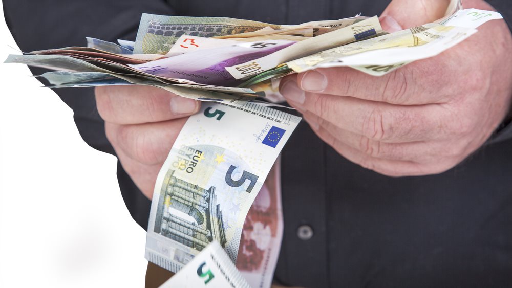 Εξοντωτικά χαράτσια από σήμερα για &quot;μπλοκάκια&quot; και επιχειρήσεις