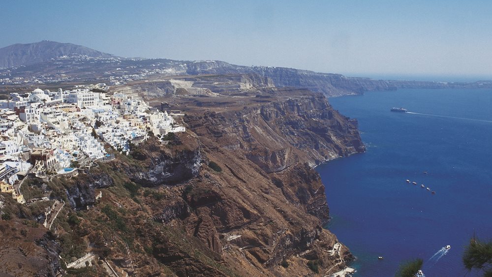 Πάρτι φοροδιαφυγής από σκάφη ημερήσιας κρουαζιέρας στη Σαντορίνη εντόπισε η ΑΑΔΕ