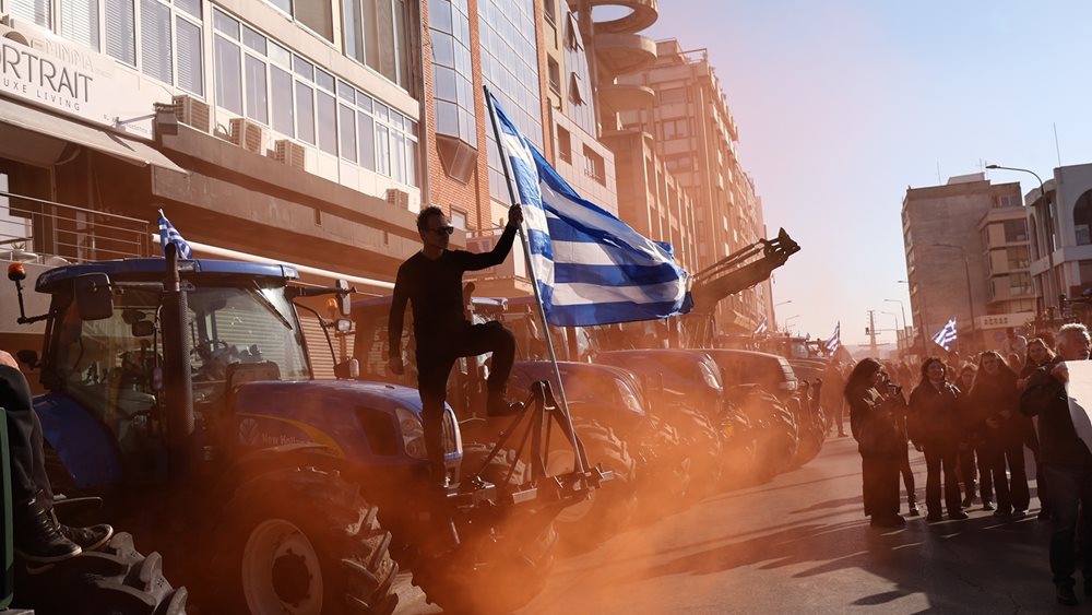 Αγροτικά μπλόκα: Στο λιμάνι της Θεσσαλονίκης έφτασαν τα τρακτέρ - Συμβολικός αποκλεισμός