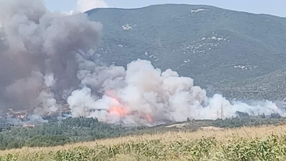 Φωτιά στο Διαλεκτό Καβάλας - Τραυματίστηκαν 2 πυροσβέστες - Μήνυμα 112 για εκκένωση