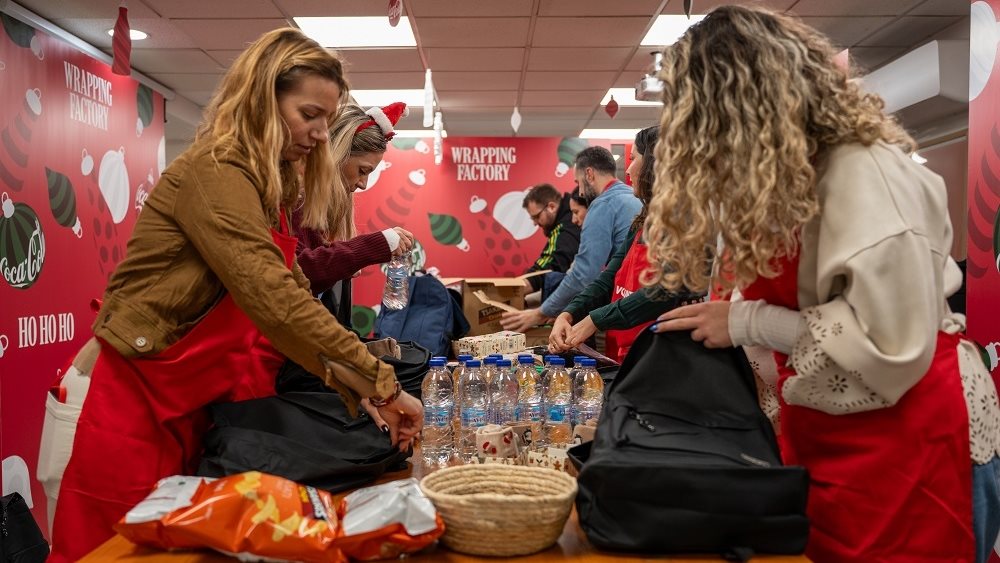 Οι άνθρωποι της Coca-Cola Τρία Έψιλον μεταφέρουν στην πράξη το πνεύμα των εορτών