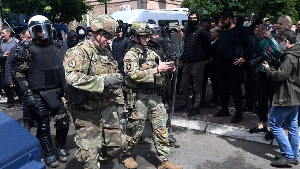 Κόσοβο: Στρατιώτες του ΝΑΤΟ αναπτύχθηκαν στα δημαρχεία