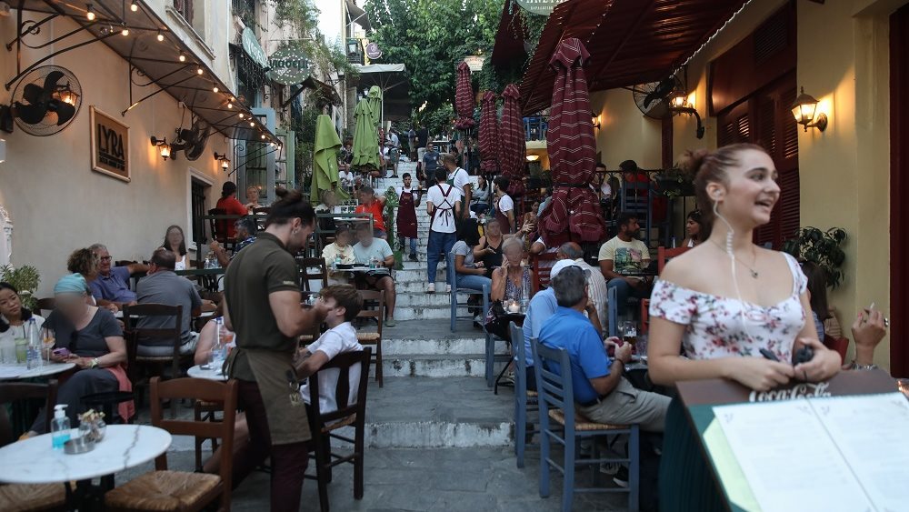 Πόσα ξοδεύουν οι επισκέπτες από τις πέντε μεγαλύτερες ξένες αγορές για τον ελληνικό τουρισμό