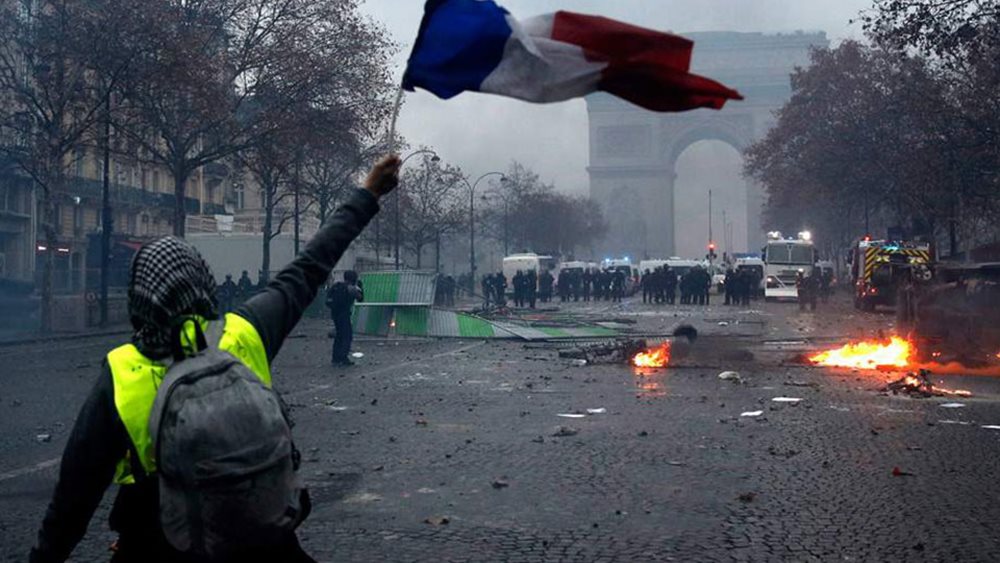 Τα &quot;κίτρινα γιλέκα&quot; τραυματίζουν τον Μακρόν