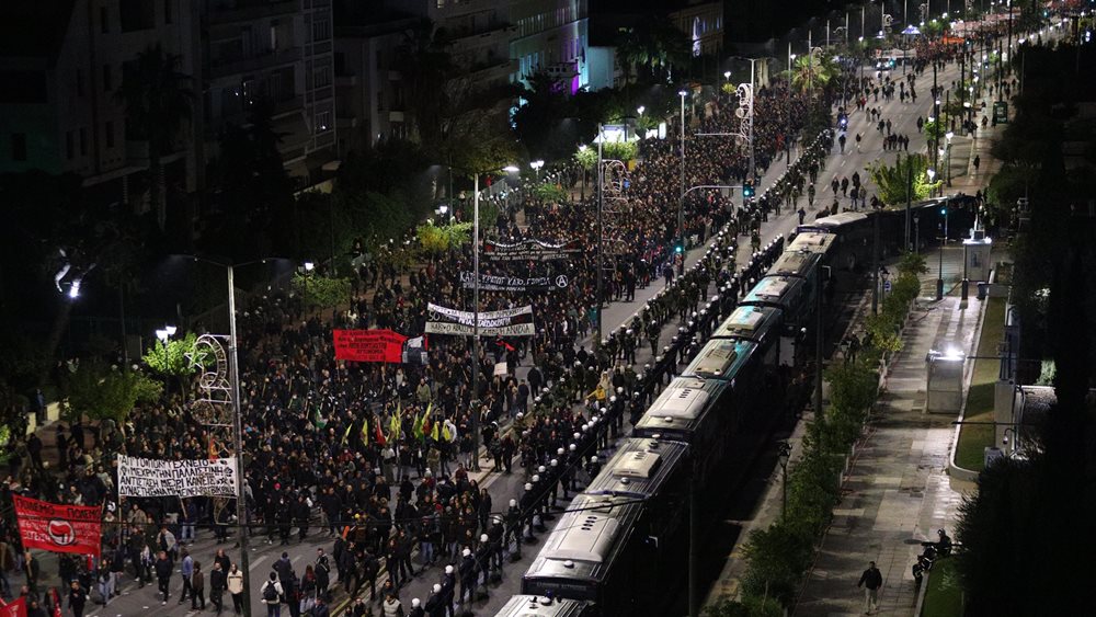 Πολυτεχνείο: Με τη μεγαλειώδη πορεία της Αθήνας κορυφώθηκαν οι τριήμερες εκδηλώσεις - Επεισόδια στη Θεσσαλονίκη