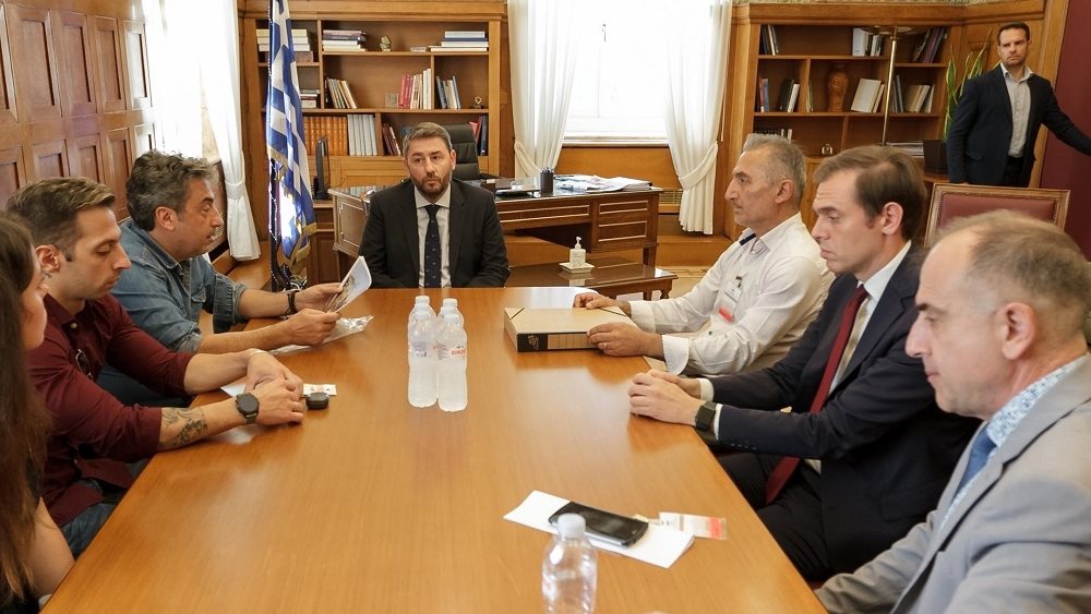 Συνάντηση Ν. Ανδρουλάκη με συγγενείς των θυμάτων της τραγωδίας στα Τέμπη