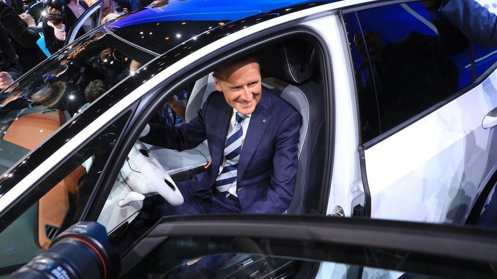 Ο "Κάιζερ" της Volkswagen απειλεί ανοικτά τον τεχνολογικό θρόνο του Elon Musk