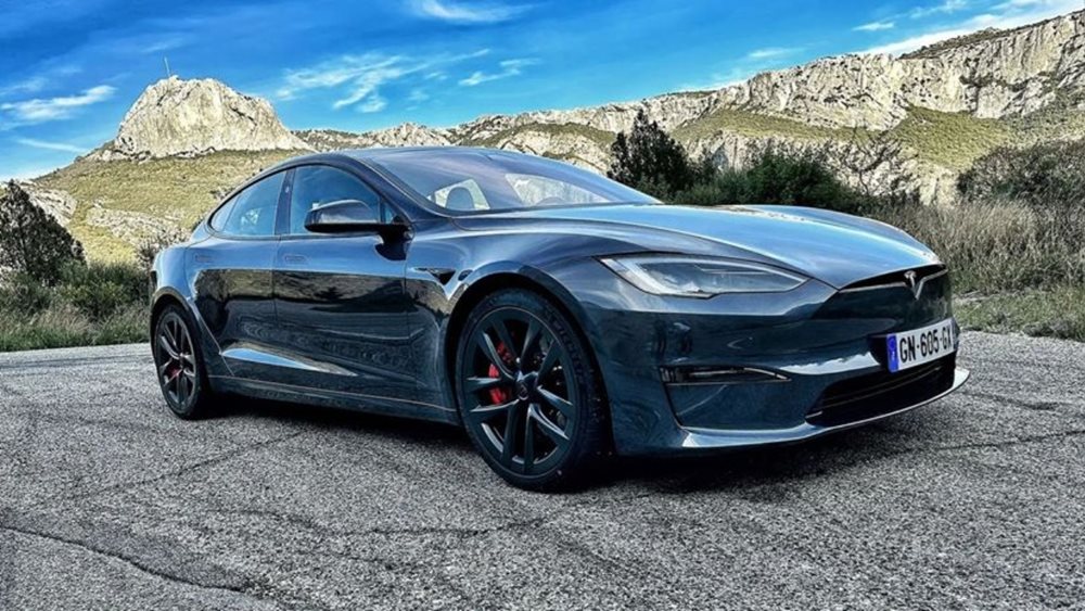Η Tesla "κατεβάζει" την αυτονομία των οχημάτων της λόγω του αυστηρότερου νομοθετικού πλαισίου των ΗΠΑ