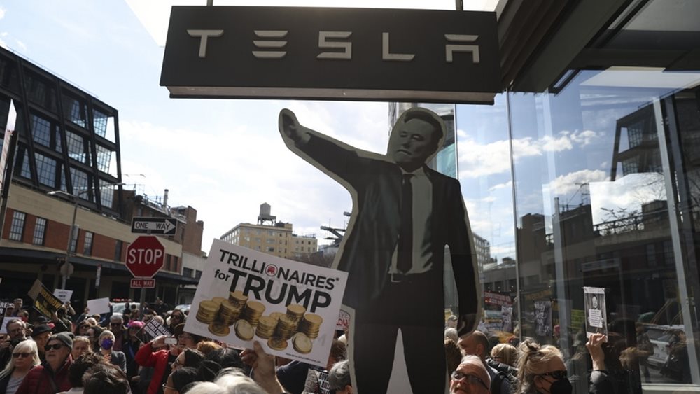 Tesla: Οι short sellers έβγαλαν 16 δισ. δολ. από τη βουτιά της μετοχής