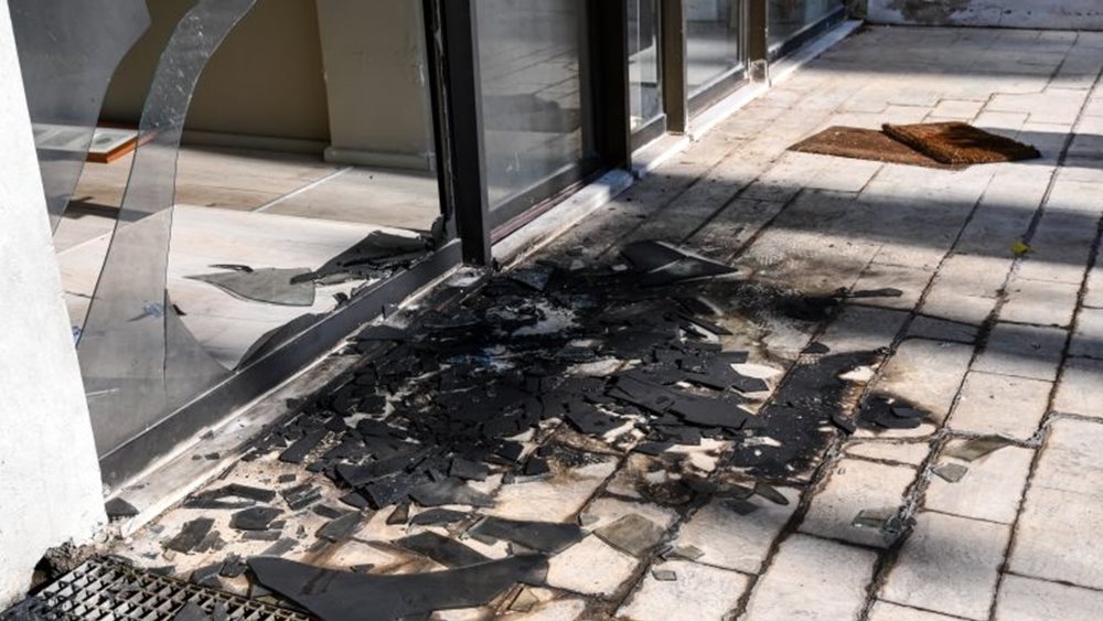 Γκαζάκι έξω από τα γραφεία του site της Ομάδας Αλήθειας στην Παλλήνη