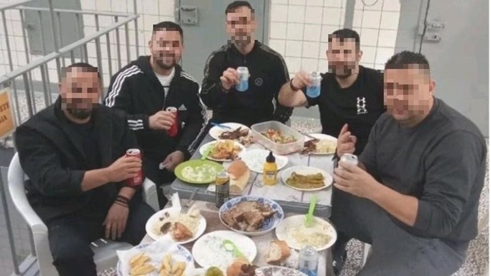 Επείγουσα πειθαρχική προκαταρκτική εξέταση για φωτογραφίες κρατουμένων που... γλεντούν μέσα στον Κορυδαλλό