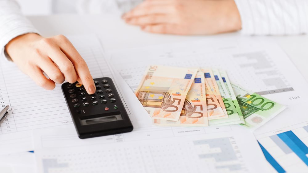 Αναστέλλεται για 6 μήνες η απόφαση για τον κατώτατο μισθό βάσει της νέας ΠΝΠ
