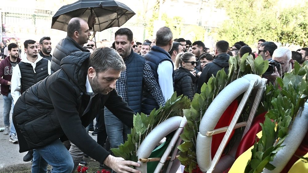 PASOK&#39;s Androulakis lays wreath at Athens Polytechnic