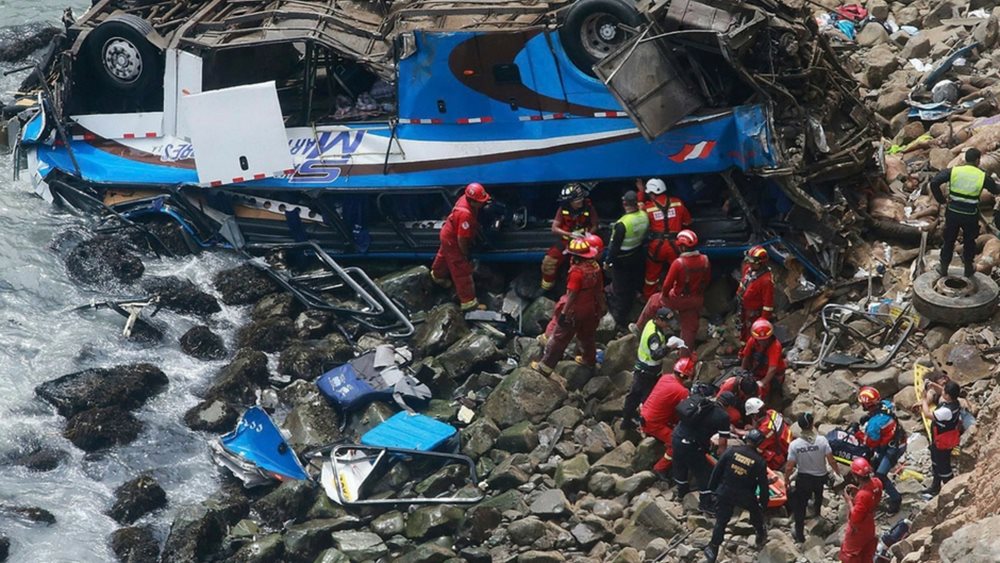 Περού: Λεωφορείο που μετέφερε μικρούς ποδοσφαιριστές έπεσε στο κενό, επτά νεκροί