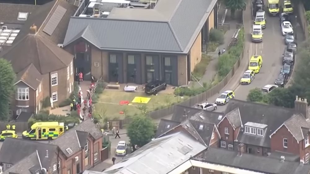 Βρετανία: Νεκρό ένα κοριτσάκι από την πτώση αυτοκινήτου σε δημοτικό σχολείο στο Γουίμπλεντον