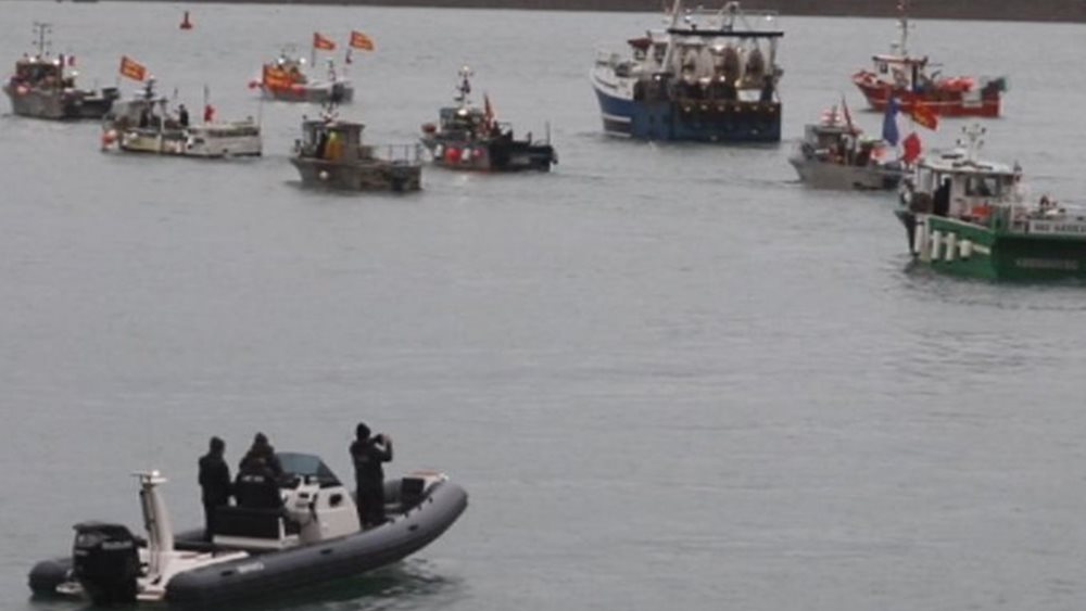 Αξιωματούχοι του Τζέρσεϊ θα συναντηθούν με τους ψαράδες - Περιπολικά πλοία στέλνει η Γαλλία