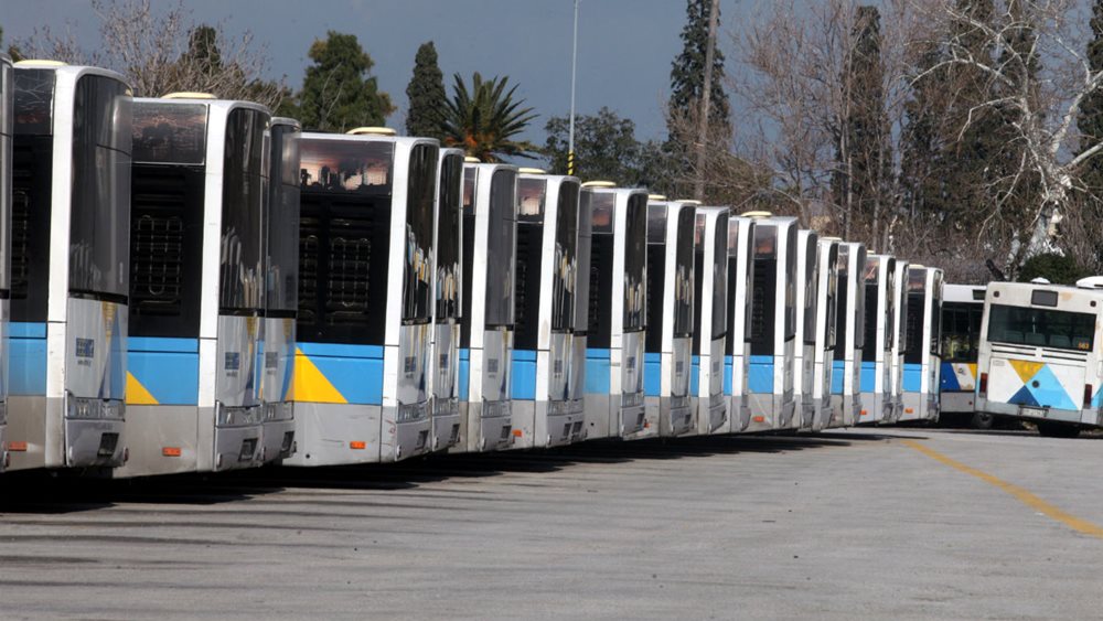 Καθηλωμένα στα αμαξοστάσια 1.070 λεωφορεία