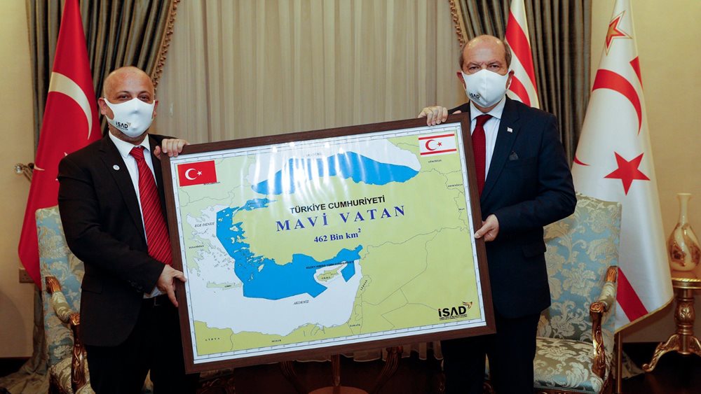 Ο Τατάρ φωτογραφίζεται με χάρτη της &quot;Γαλάζιας Πατρίδας&quot;