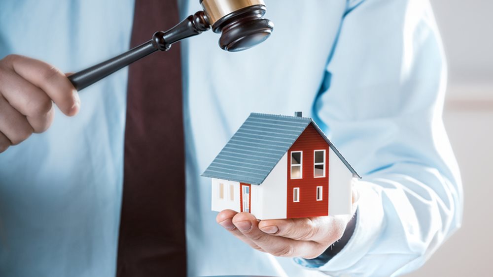 Μπαράζ πλειστηριασμών και από την εφορία - ποια ακίνητα βγαίνουν στο σφυρί