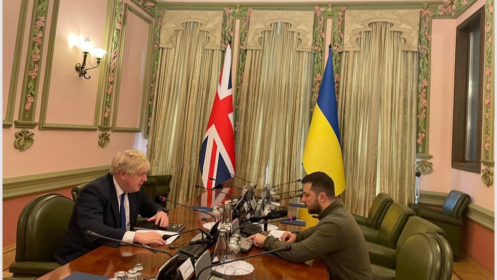 Αιφνιδιαστική επίσκεψη Τζόνσον στο Κίεβο - Συνάντηση με Ζελένσκι