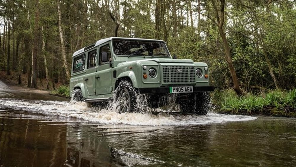 Αυτό τo Land Rover Defender έχει ηλεκτροκινητήρες στους τροχούς