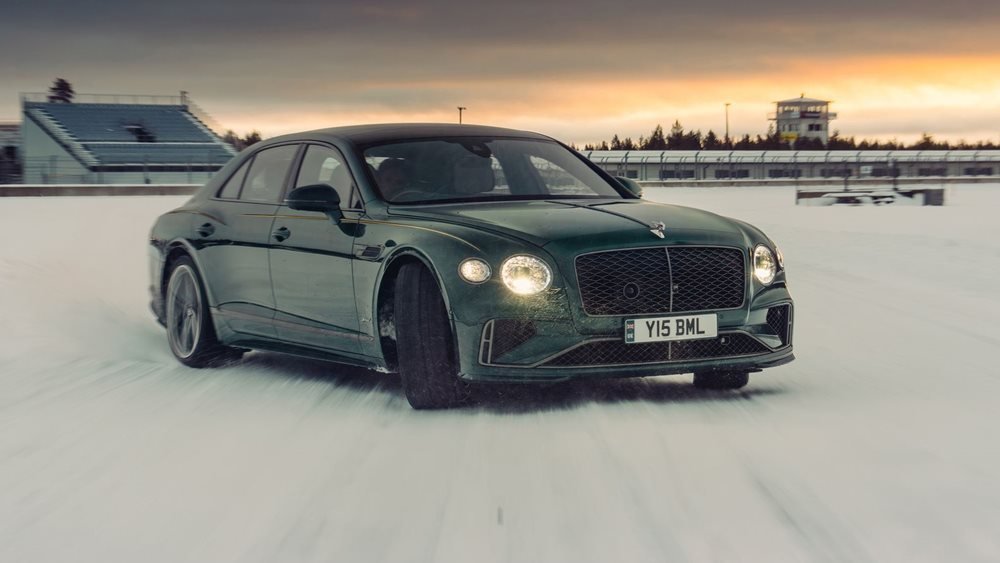 Η Bentley Flying Spur Speed κάνει ρεκόρ στην άκρη της γης και προσφέρει θέαμα